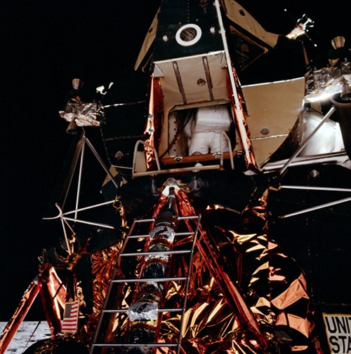 Едуин Олдрин излиза със задника напред от Лунния модул на Аполо 11